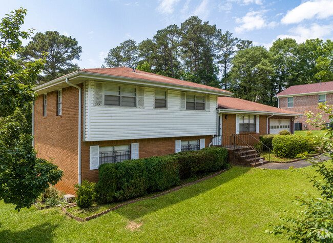Split level homes in Morrow have lush landscaping.