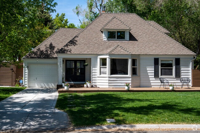 Single family ranch style homes are everywhere in West University.