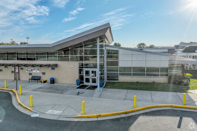 Varina High School serves students from 9-12th grade from Montrose.