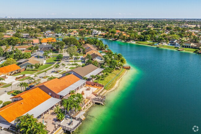 In Lindgren, FL, residents enjoy beautiful waterfront views from the J-shaped lake.