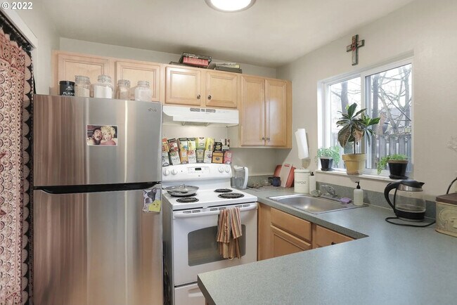 4167 SE Cesar e Chavez Blvd, Portland, OR 97202 - photo 5