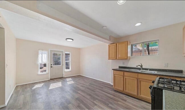 10240 Calcutta Dr unit B, Socorro, TX 79927 - photo 5