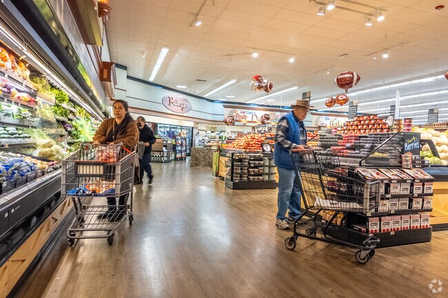 Stater Bros in Casa Blanca offers residents a variety of fresh and organic products.