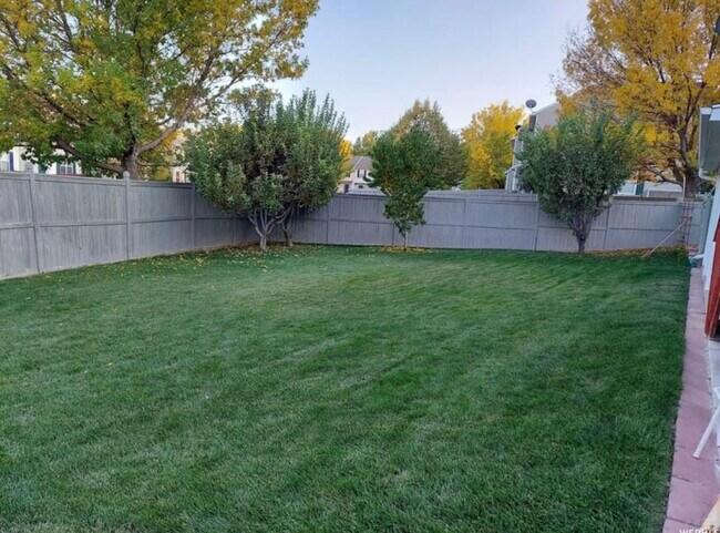 7898 N Sparrowhawk Cir, Eagle Mountain, UT 84005 - photo 2