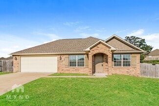 2112 Cedar Cir, Gentry, AR 72734