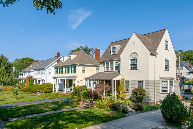 Home types in Cedar-Fairmount can range between Prairie, Colonial, and Traditional styles.