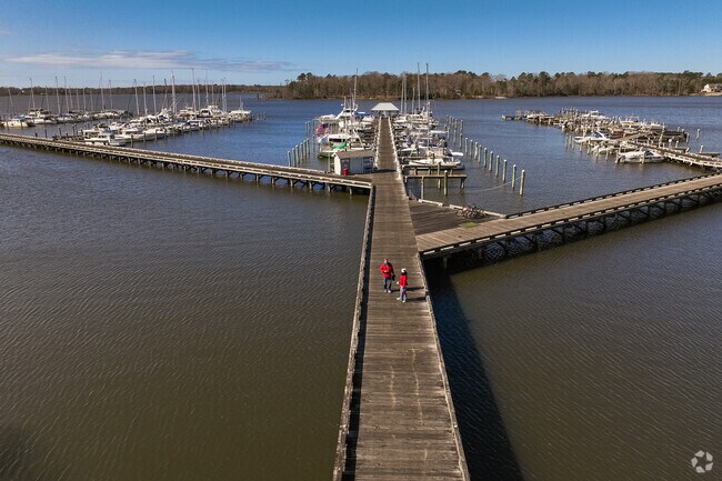 The marina at Albemarle Plantation is a key stop on the Albemarle sailing loop, perfect for boaters.