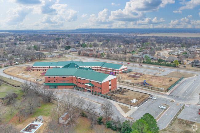 East Intermediate School is part of the Bixby Public School system.