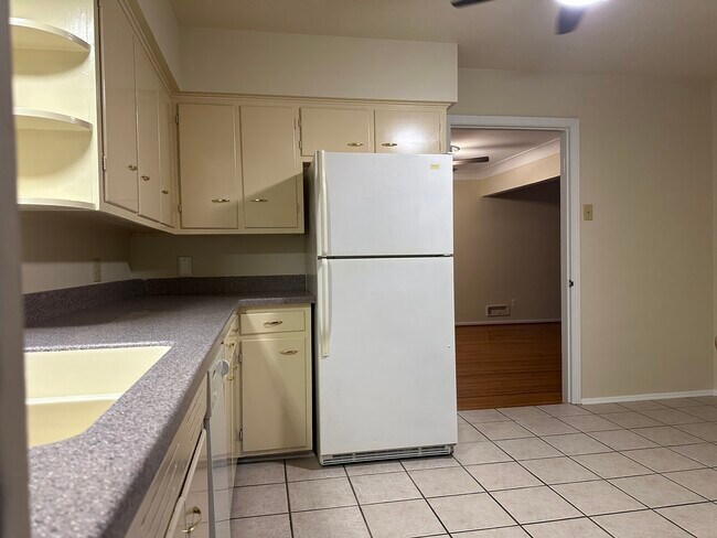 2128 Collinway St unit 4, Ottawa Hills, OH 43606 - photo 3