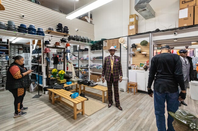 Leo's Apparel in Hartfrant has stylish fashion for boys & men.