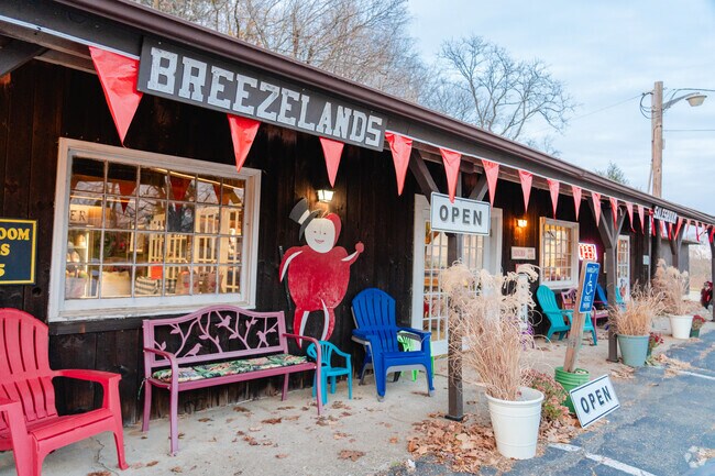 Residents and visitors of Warren can stop by Breezelands Orchard for fresh apples.