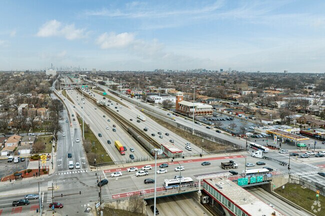 The Dan Ryan expressway connects West Chatham to downtown in mere minutes