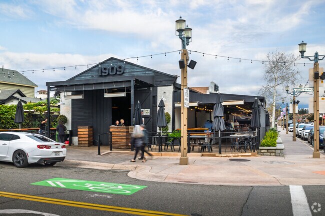 Old Town Temecula, near Chardonnay Hills, features popular eateries like 1909.