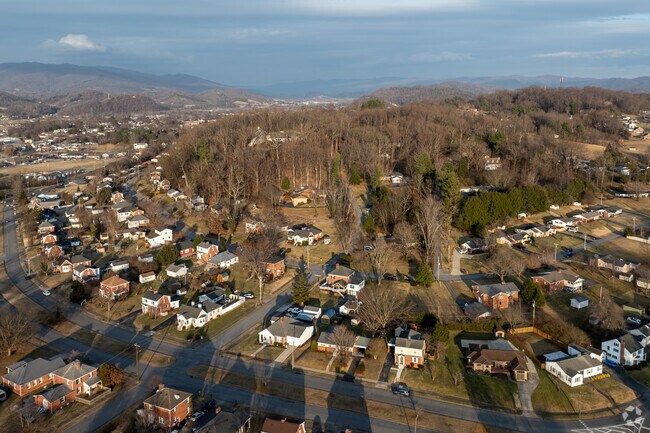 Sycamore Shoal residents enjoy close proximity to nature and modern amenities.