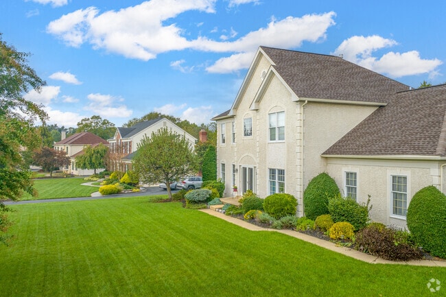 Postmodern colonial revivals line the cul-de-sacs of Thornbury Township