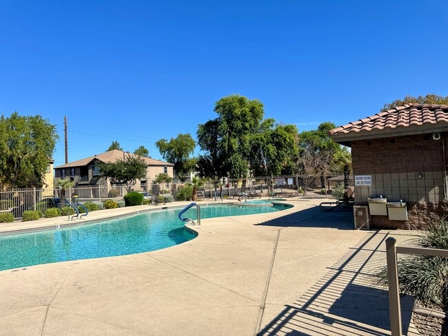 8111 W Lynwood St, Phoenix, AZ 85043 - photo 3