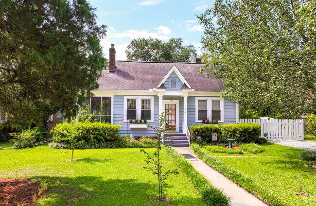 Mature landscaping is found throughout Seminary Ridge.