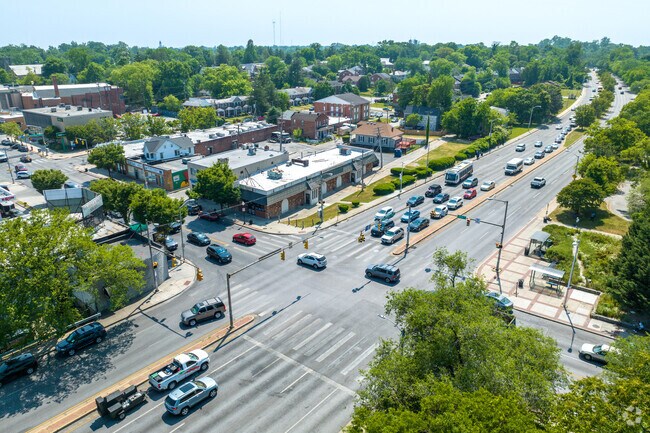 You can get anywhere quickly in Lake Evesham with Northern Parkway.