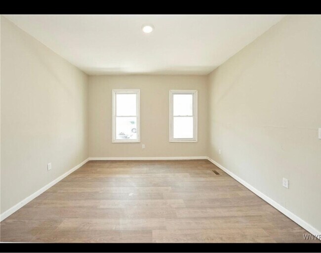 275 Genesee St unit lower, Lockport, NY 14094 - photo 5