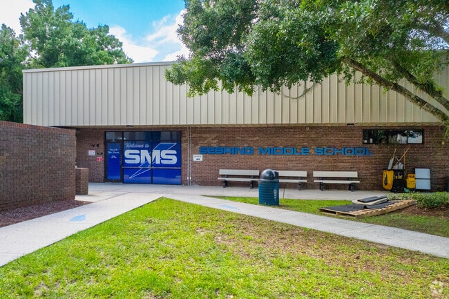 Sebring Middle School gets high approval ratings from parents and students in the Sebring area.