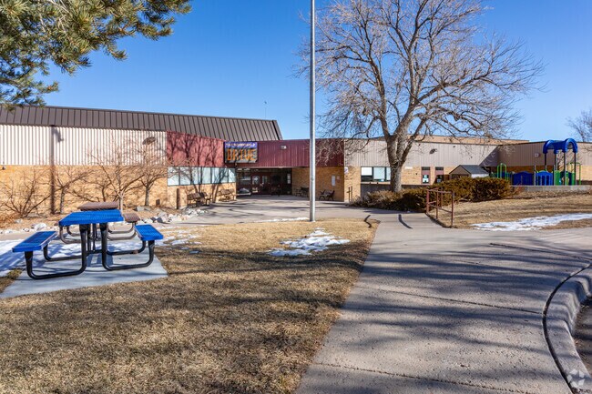 Yale Elementary School is near Horseshoe Park.