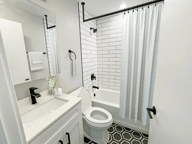 Sheridan Glen - 6040 N Sheridan Rd, Chicago, IL 60660 - photo 6