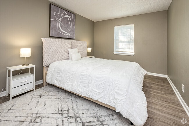 2BR, 1BA - 865SF - Primary Bedroom