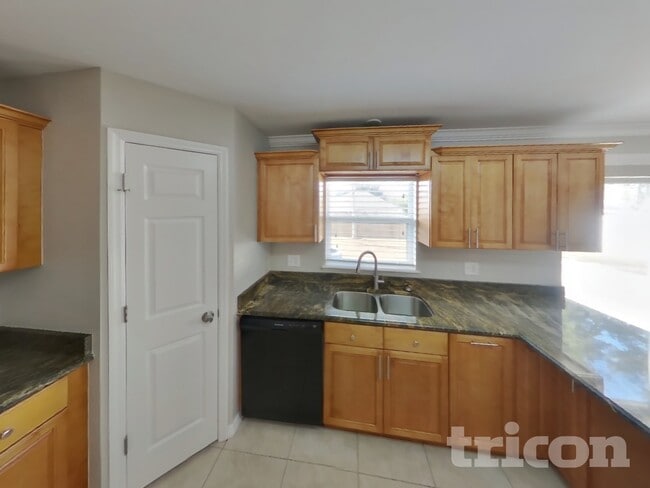 10323 Frog Pond Dr, Riverview, FL 33569 - photo 4