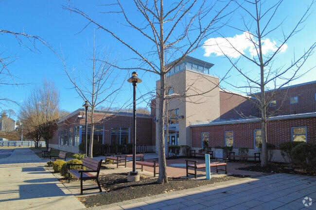 Veterans Memorial Elementary in Saugus has a student to teacher ratio of 14 to 1.