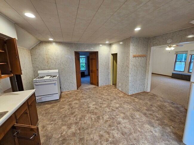 802 W 11th Ave unit 802A, Oshkosh, WI 54902 - photo 4