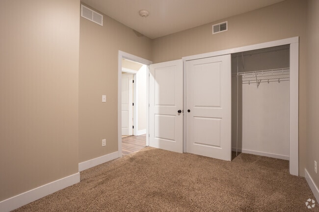 2BR, 2BA - 998SF - Bedroom