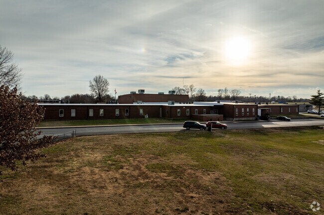Bolivar Intermediate is a public 3rd through 5th grade school.
