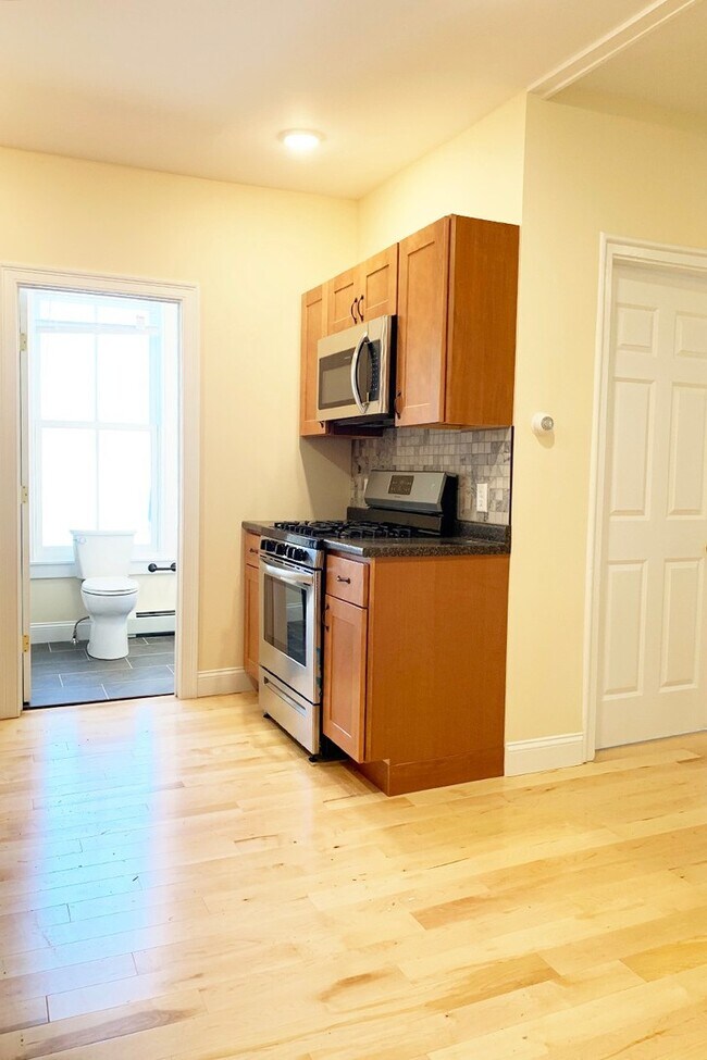 375 St Paul St unit 3, Burlington, VT 05401 - photo 7
