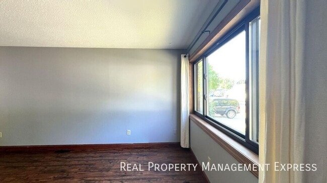 2700 S Bernhaven Ave, Sioux Falls, SD 57110 - photo 3