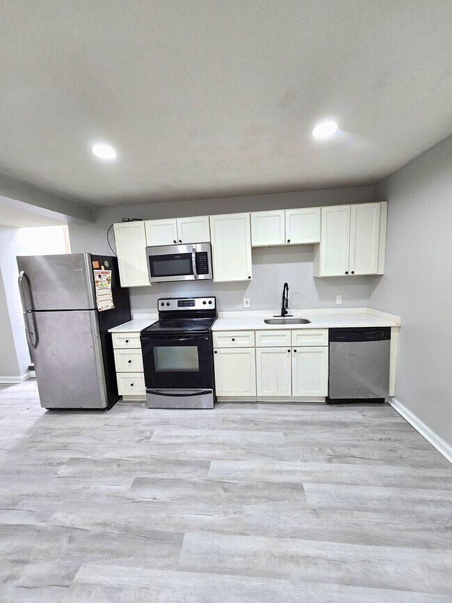 457 Admiral St unit 1, Providence, RI 02908 - photo 2