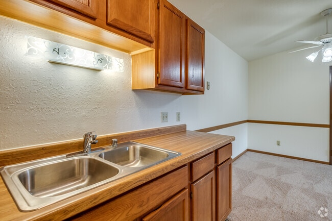 2 BR, 2 BA - 1,100SF