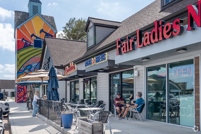 Quail Valley has plenty of shopping centers with outdoor dining areas.