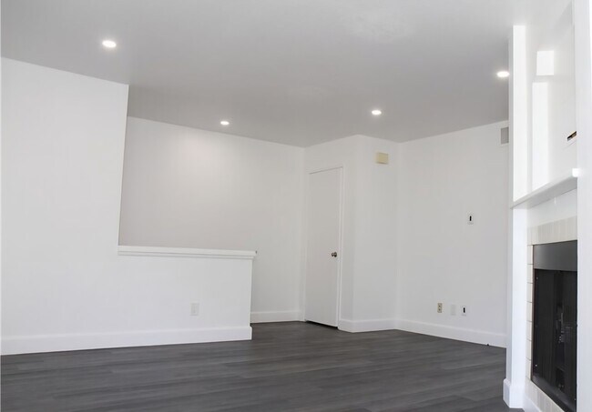 18123 Erik Ct unit 357, Canyon Country, CA 91387 - photo 6