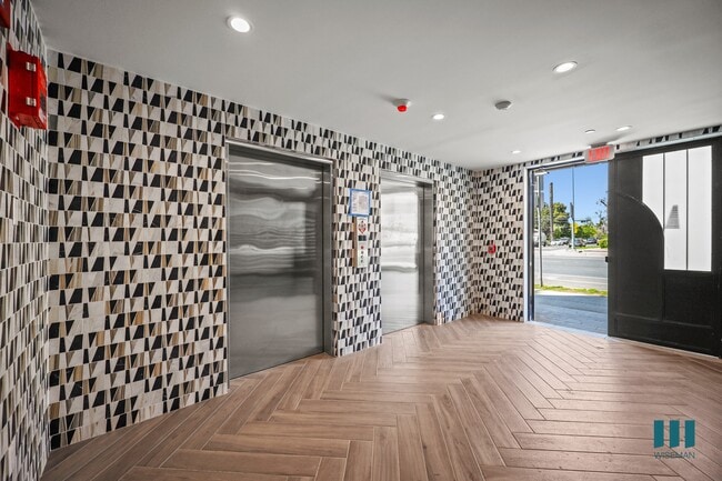 Front Lobby of Venice Wave