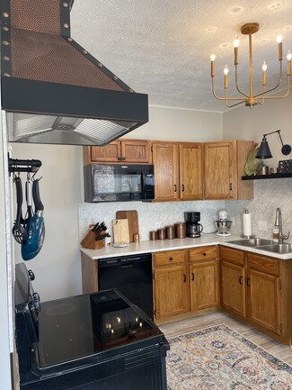 1737-1/2 S 10th St, Omaha, NE 68108