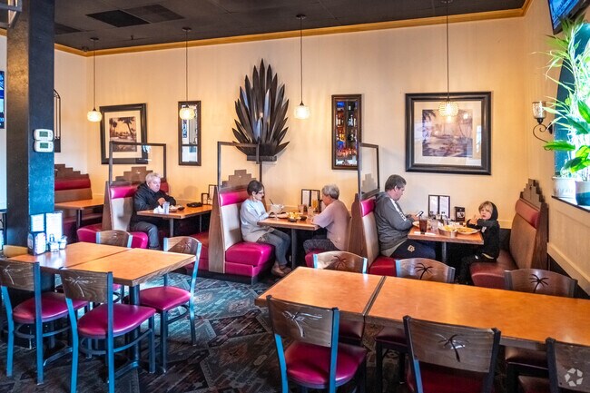 Richmond Highlands offers plenty of delicious and inviting restaurants.