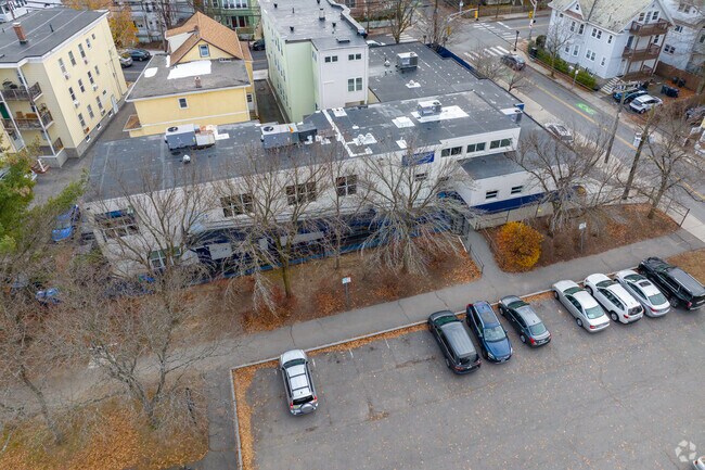 There's a medium-sized parking lot for drop-off/pick-up needs at Cambridge Montessori School.
