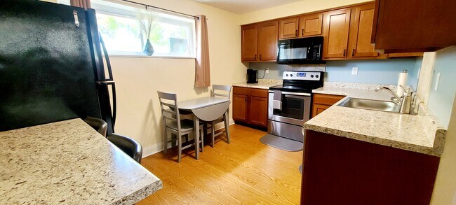 496 Lawnview Dr unit 496 Lawnview Dr Apt, Morgantown, WV 26505 - photo 5