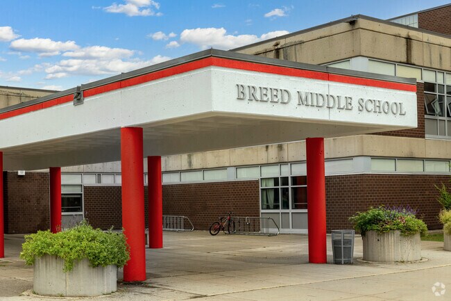 Breed Middle School has a student-to-teacher ratio of 14 to 1 in the Upper Walnut Street area.