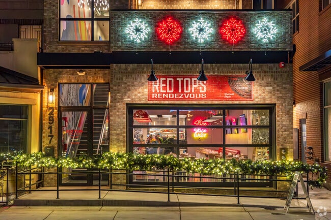 Red Tops Rendevous is a popular pizza spot in the Jefferson Park neighborhood.