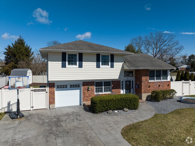 Big neo-colonial style home in East Islip.