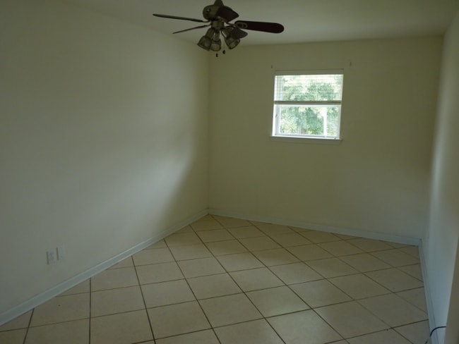 8506 Valor Dr, Chalmette, LA 70043 - photo 4