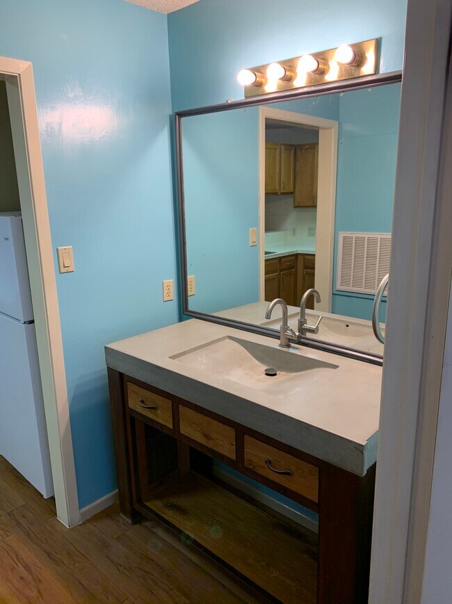 2313 Longview St unit 203, Austin, TX 78705 - photo 3