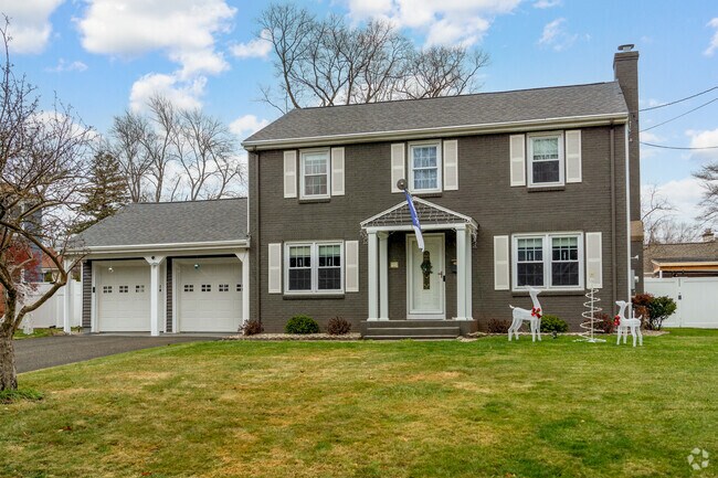 Homes in West Springfield on average cost $226 per square foot.