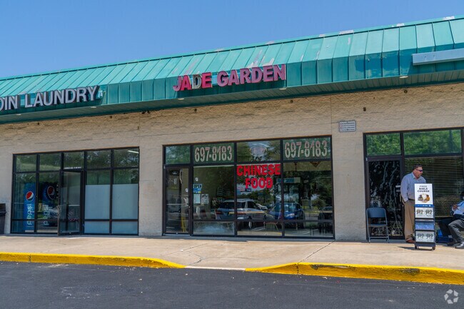 Jade Garden serves Chinese cuisine near Magnolia’s main intersection.